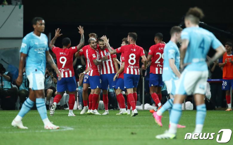 30일 서울 마포구 서울월드컵경기장에서 열린 쿠팡플레이 시리즈 2차전 아틀레티코 마드리드(AT 마드리드)와 맨체스터 시티 FC의 경기 후반전 상황에서 AT 마드리드 야닉 크라스코가 팀의 두 번째 골을 넣고 동료들과 기뻐하고 있다. 2023.7.30/뉴스1 ⓒ News1 김민지 기자