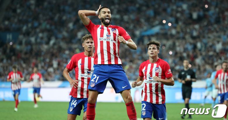 30일 서울 마포구 서울월드컵경기장에서 열린 쿠팡플레이 시리즈 2차전 아틀레티코 마드리드와 맨체스터 시티 FC의 경기 후반전에서 아틀레티코 마드리드 야닉 카라스코가 추가골을 넣은 뒤 세리머니를 하고 있다. 2023.7.30/뉴스1 ⓒ News1 이동해 기자