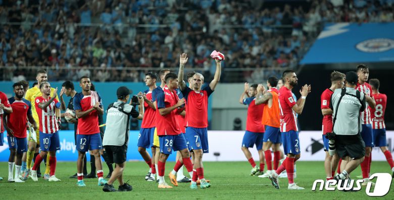 30일 서울 마포구 서울월드컵경기장에서 열린 쿠팡플레이 시리즈 2차전 아틀레티코 마드리드와 맨체스터 시티 FC의 경기에서 2대1 승리를 거둔 AT마드리드 앙투안 그리즈만 등이 손인사를 하고 있다. 2023.7.30/뉴스1 ⓒ News1 이동해 기자