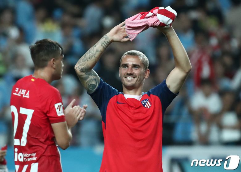 30일 서울 마포구 서울월드컵경기장에서 열린 쿠팡플레이 시리즈 2차전 아틀레티코 마드리드(AT 마드리드)와 맨체스터 시티 FC의 경기에서 AT 마드리드 앙투안 그리즈만이 팬들을 향해 인사하고 있다. 이날 AT 마드리드는 2대1로 승리했다. 2023.7.30/뉴스1 ⓒ News1 김민지 기자