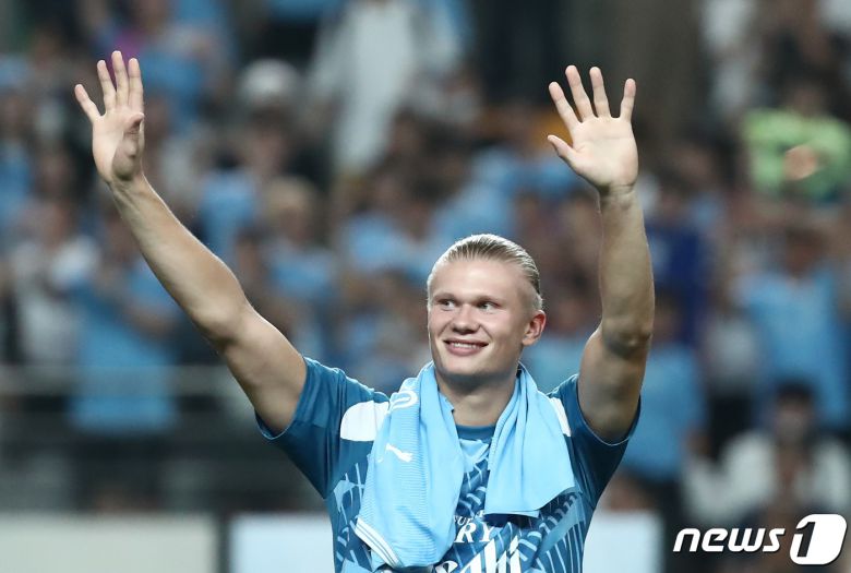 30일 서울 마포구 서울월드컵경기장에서 열린 쿠팡플레이 시리즈 2차전 아틀레티코 마드리드(AT 마드리드)와 맨체스터 시티 FC의 경기에서 맨시티 엘링 홀란드가 경기를 마치고 팬들에게 인사하고 있다. 2023.7.30/뉴스1 ⓒ News1 김민지 기자