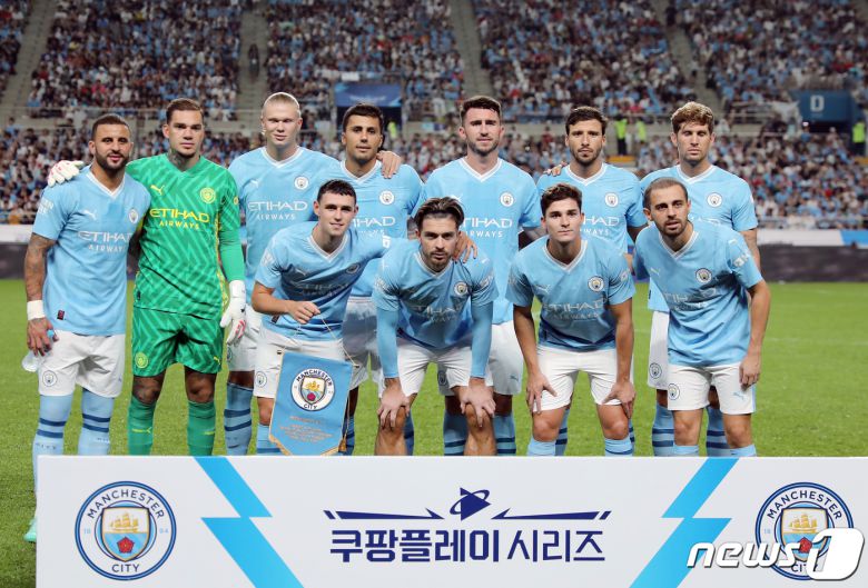 30일 서울 마포구 서울월드컵경기장에서 열린 쿠팡플레이 시리즈 2차전 아틀레티코 마드리드와 맨체스터 시티 FC의 경기에 나선 맨시티 엘링 홀란드와 잭 그릴리쉬 등 선발 선수들이 포즈를 취하고 있다. 2023.7.30/뉴스1 ⓒ News1 박정호 기자