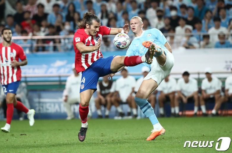 30일 서울 마포구 서울월드컵경기장에서 열린 쿠팡플레이 시리즈 2차전 아틀레티코 마드리드(AT 마드리드)와 맨체스터 시티 FC의 경기에서 맨시티 엘링 홀란드와 AT 마드리드 찰라르 쇠윈쥐가 볼경합을 하고 있다. 2023.7.30/뉴스1 ⓒ News1 김민지 기자