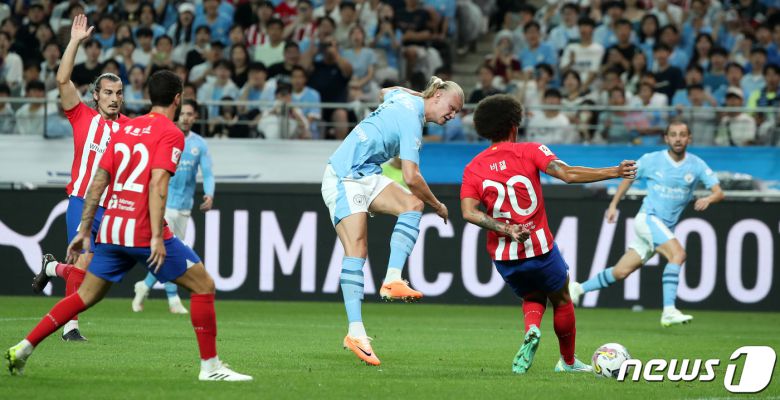 30일 서울 마포구 서울월드컵경기장에서 열린 쿠팡플레이 시리즈 2차전 아틀레티코 마드리드와 맨체스터 시티 FC의 경기 전반전에서 맨체스터 시티 엘링 홀란드가 슛을 시도하고 있다. 2023.7.30/뉴스1 ⓒ News1 이동해 기자
