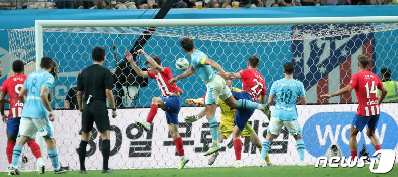 30일 서울 마포구 서울월드컵경기장에서 열린 쿠팡플레이 시리즈 2차전 아틀레티코 마드리드와 맨체스터 시티 FC의 경기 후반전에서 맨체스터 시티 후벵 디아스가 헤더슛으로 골을 넣고 있다. 2023.7.30/뉴스1 ⓒ News1 이동해 기자
