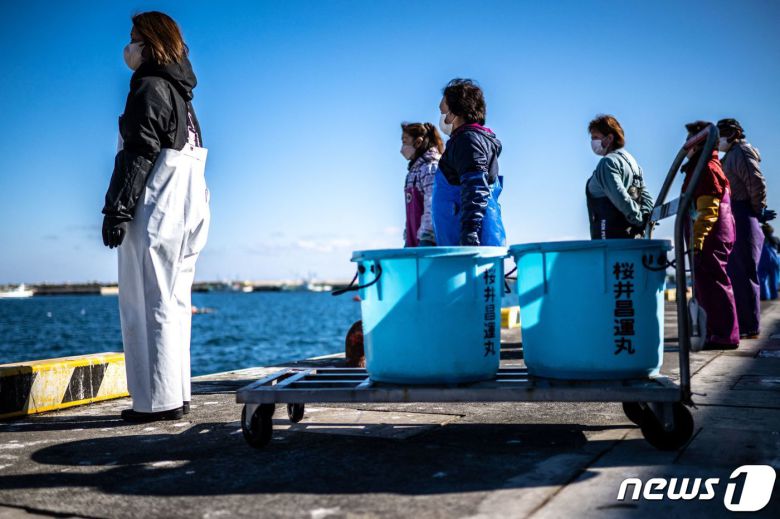 일본 후쿠시마현 소마시(市) 마쓰카와우라의 항구에서 어민들이 바다를 바라보고 있다. 2023.01.19/ ⓒ AFP=뉴스1 ⓒ News1 권진영 기자