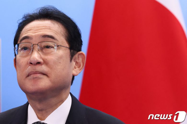 12일(현지시각) 리투아니아 빌뉴스에서 열린 나토 정상회담에서 기시다 후미오(岸田文雄) 일본 총리가 옌스 스톨텐베르그 북대서양조약기구(NATO·나토) 사무총장과의 회담을 지켜보고 있다. 2023.07.12/ ⓒ 로이터=뉴스1 ⓒ News1 윤주영 기자