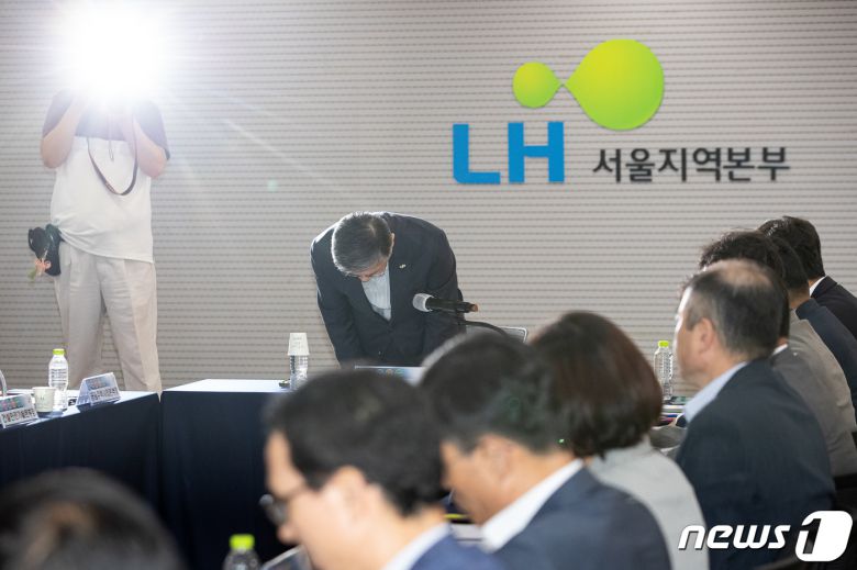 이한준 한국토지주택공사(LH) 사장이 2일 서울 강남구 LH 서울지역본부에서 열린 건설카르텔과 부실시공 근절을 위한 LH 책임관계자 긴급대책회의에 앞서 고개 숙여 사과하고 있다. 2023.8.2/뉴스1 ⓒ News1 유승관 기자