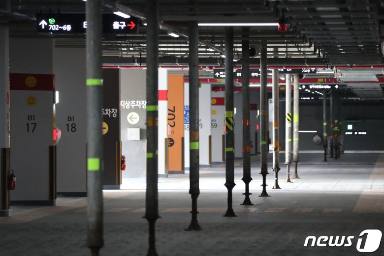 1일 경기 오산시 청학동 오산세교2 A6블록 아파트 지하주차장에 잭서포트(하중분산 지지대)가 설치돼 있다. 2023.8.1/뉴스1 ⓒ News1 김영운 기자