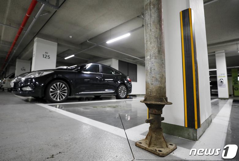 1일 경기 남양주시 별내동 한 아파트 지하주차장에 잭서포트(하중분산 지지대)가 설치돼 있다. 2023.8.1/뉴스1 ⓒ News1 김도우 기자