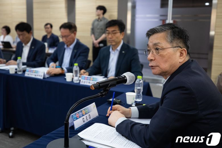 이한준 한국토지주택공사(LH) 사장이 2일 서울 강남구 LH 서울지역본부에서 열린 건설카르텔과 부실시공 근절을 위한 LH 책임관계자 긴급대책회의에서 모두 발언 후 취재진 질문에 답하고 있다.  2023.8.2/뉴스1 ⓒ News1 유승관 기자