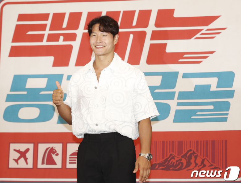 가수 김종국이 2일 서울 서초구 더리버사이드호텔에서 열린 JTBC 새 예능 '택배는 몽골몽골' 제작발표회에서 포즈를 취하고 있다. ‘택배는 몽골몽골’은 용띠 절친 김종국, 장혁, 차태현, 홍경민, 홍경인과 열다섯 살 차이 나는 막내 강훈이 택배 배송을 위해 떠난 몽골에서 고군분투하는 케미 폭발 여행기다. 2023.8.2/뉴스1 ⓒ News1 권현진 기자