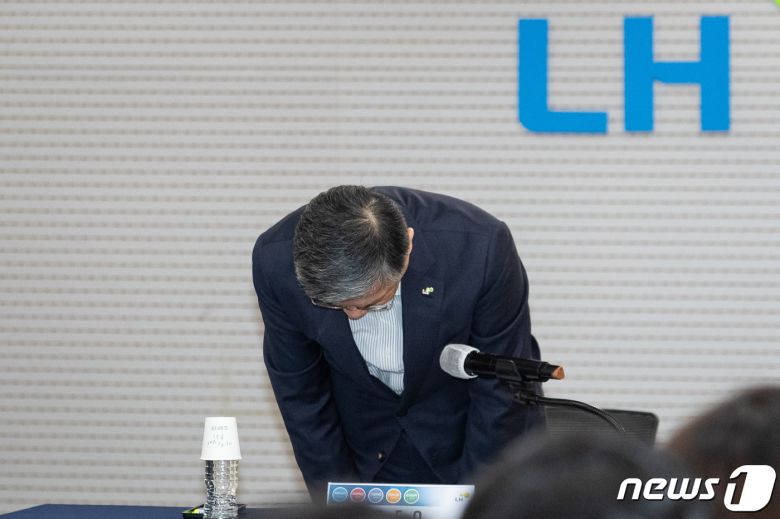 이한준 한국토지주택공사(LH) 사장이 2일 서울 강남구 LH 서울지역본부에서 열린 건설카르텔과 부실시공 근절을 위한 LH 책임관계자 긴급대책회의에 앞서 고개 숙여 사과하고 있다. 2023.8.2/뉴스1 ⓒ News1 유승관 기자