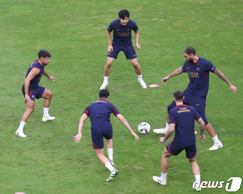 파리 생제르맹(PSG) 이강인이 2일 오후 부산 연제구 부산아시아드주경기장에서 K리그1 전북 현대와 쿠팡플레이 3차전을 앞두고 열린 오픈 트레이닝에서 훈련을 하고 있다. 2023.8.2/뉴스1 ⓒ News1 윤일지 기자