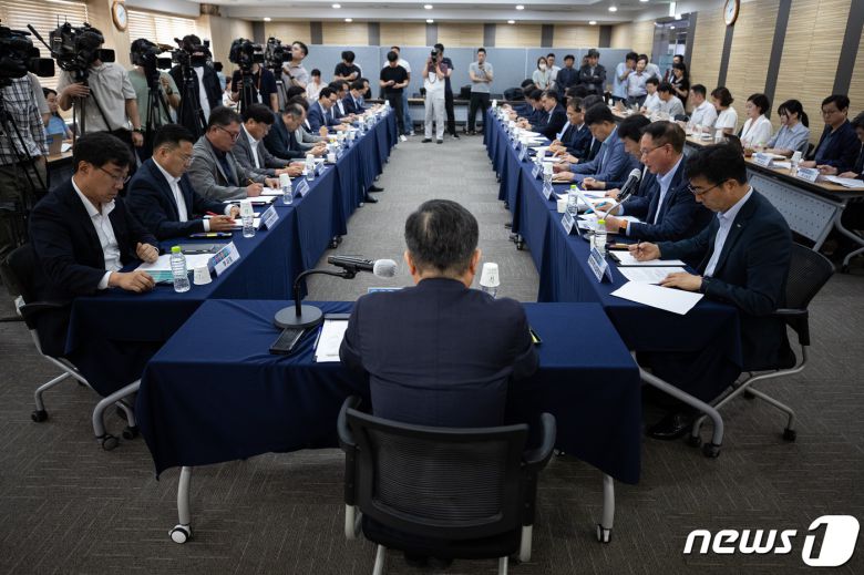 2일 서울 강남구 LH 서울지역본부에서 이한준 한국토지주택공사(LH) 사장 주재 건설카르텔과 부실시공 근절을 위한 LH 책임관계자 긴급대책회의가 열리고 있다. 2023.8.2/뉴스1 ⓒ News1 유승관 기자