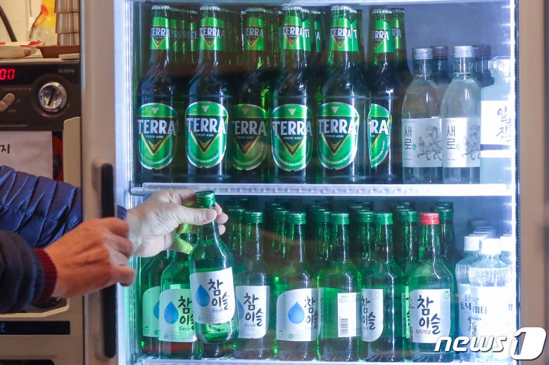 서울의 한 식당 주류 냉장고에 소주와 맥주 등이 채워져 있다. 2023.2.20/뉴스1 ⓒ News1 민경석 기자