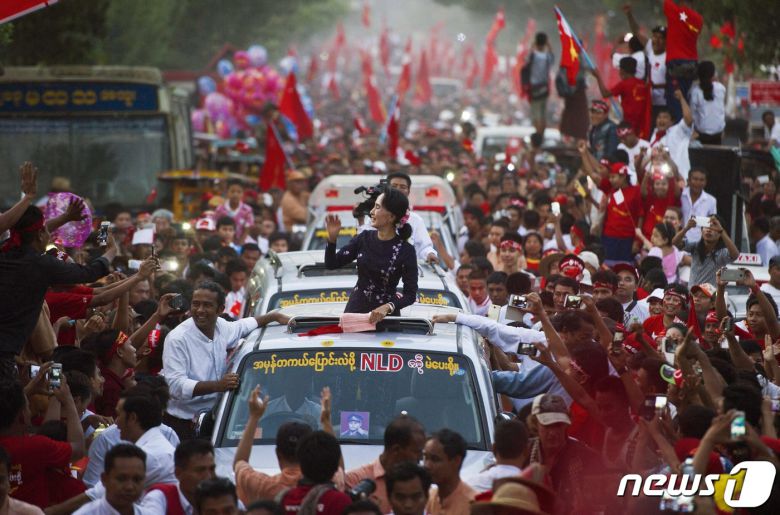 지난 2015년 11월 1일(현지시간) 미얀마 양곤에서 아웅산 수치 전 국가고문이 차량 행렬을 따라 이동하며 지지자들에게 손짓하고 있다. 2023.08.01/ ⓒ AFP=뉴스1 ⓒ News1 임윤지 기자