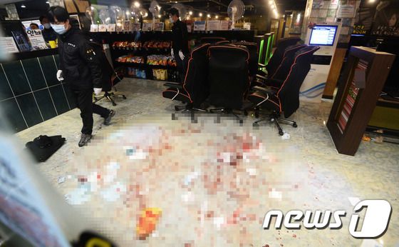20일 오후 경기도 수원시 팔달구 수원역 인근의 한 PC방에서 흉기난동으로 4명이 다치는 사건이 발생했다. 수원서부경찰서는 살인미수 등 혐으로 이모(39)씨를 붙잡아 조사하고 있다고 밝혔다. 피해자 4명 중 1명은 현재 의식이 없는 상태로 알려졌다. 사진은 사건이 발생한 PC방에서 경찰이 현장감식을 하고 있는 모습. (경기일보 제공) 2015.11.20/뉴스1 ⓒ News1 이재명 기자