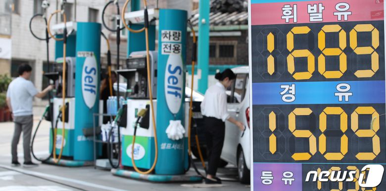 국내 주유소 경유 가격이 석달 만에 리터(L)당 1500원을 넘어섰다. 7일 유가정보사이트 오피넷에 따르면 이날 오전 10시 현재 전국 경유 평균 판매 가격은 전날보다 4.57원 오른 1507.12원, 휘발유는 1684.36원으로 1700원대 진입을 눈앞에 두고 있다. 사진은 이날 오후 서울 시내의 한 주유소 유가 정보판 모습. 2023.8.7/뉴스1 ⓒ News1 김민지 기자