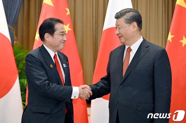 시진핑 중국 국가주석과 기시다 후미오 일본 총리가 태국 방콕에서 열린 APEC 정상회의 중 3년 만의 정상회담에 앞서 악수하고 있다. 2022.11.17 ⓒ 로이터=뉴스1 ⓒ News1 우동명 기자