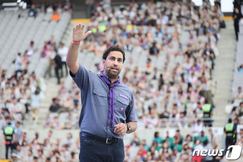 11일 오후 서울월드컵경기장에서 열린 2023 새만금 '제25회 세계스카우트 잼버리' 폐영식에서 아흐메드 알헨다위 세계스카우트연맹 사무총장이 환송사를 하고 있다. (여성가족부 제공) 2023.8.11/뉴스1