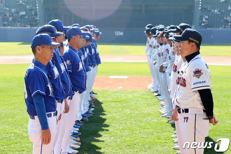 지닌해 11월20일 오후 서울 송파구 잠실야구장에서 열린 최강몬스터즈와 두산베어스의 이벤트 경기에서 양팀 감독과 선수들이 도열해 있다. ⓒ News1