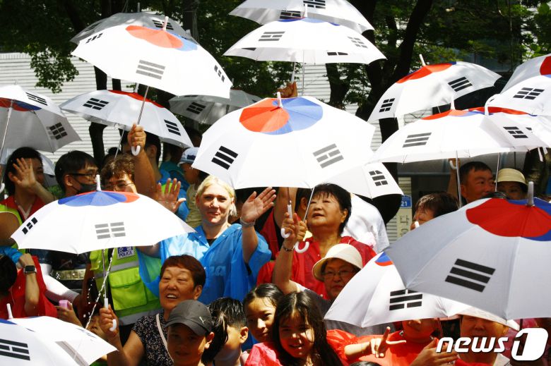 광복절 제78주년을 맞아 15일 오전 광주광역시 광산구 월곡동 고려인마을에서는 고려인동포와 시민, 학생 등 500여명이 참여해 우리 민족의 독립 전쟁사에 빛나는 승리를 거둔 봉오동 전투를 재현하고 대한독립만세를 외쳤다. 2023.8.15/뉴스1 ⓒ News1 김태성 기자