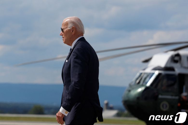 조 바이든 미국 대통령이 17일(현지시간) 펜실베이니아주 스크랜턴을 찾아 고 엘렌 케이시 전 펜실베이이나 주지사 부인을 조문한 뒤 캠프 데이비드로 이동하기 위해 메릴랜드주 헤이거즈타운서 전용 헬기를 타고 있다. 2023.8.18 ⓒ 로이터=뉴스1 ⓒ News1 우동명 기자