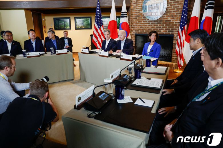 윤석열 대통령과 조 바이든 미국 대통령, 기시다 후미오 일본 총리가 18일(현지시간) 오전 미국 워싱턴DC 인근 대통령 별장인 캠프 데이비드(Camp David) 내 로렐 로지(Laurel Lodge)에서 한미일 정상회의를 개최하고 있다. ⓒ 로이터=뉴스1 ⓒ News1 정지형 기자
