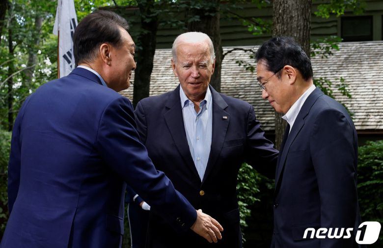 윤석열 대통령과 조 바이든 미국 대통령, 기시다 후미오 일본 총리가 18일(현지시간) 오전 미국 워싱턴DC 인근 대통령 별장인 캠프 데이비드(Camp David)에서 한미일 정상회의를 앞두고 인사하고 있다. ⓒ 로이터=뉴스1 ⓒ News1 정지형 기자