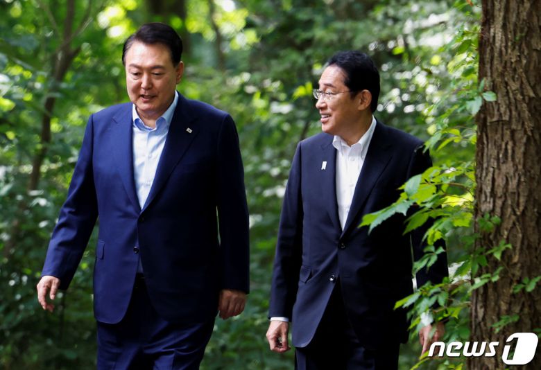 윤석열 대통령(왼쪽)과 기시다 후미오 일본 총리. ⓒ 로이터=뉴스1