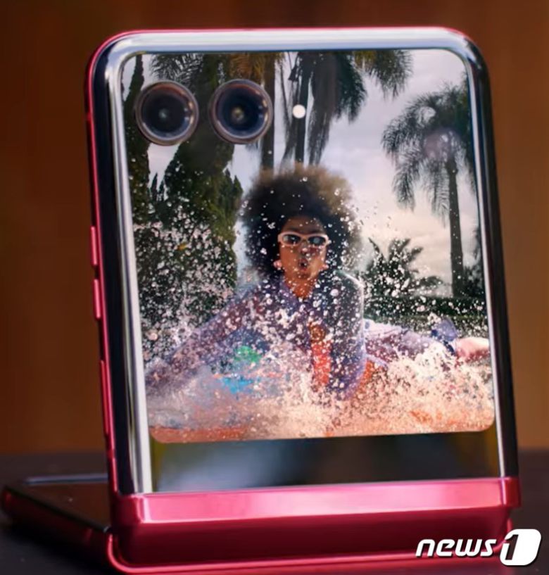 모토로라 최신 폴더블(화면이 접히는) 스마트폰 '레이저40 울트라' (모토로라 US 인스타그램 갈무리)