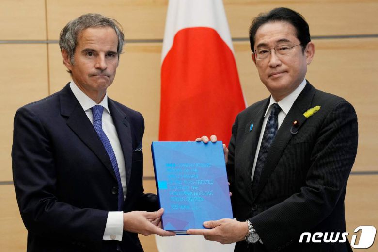 파엘 그로시 국제원자력기구(IAEA) 사무총장이 4일 일본 도쿄 총리실에서 기시다 후미오(岸田文雄) 일본 총리에게 후쿠시마 오염수 방류 최종 보고서를 전달하고 있다. 2023.07.04 ⓒ AFP=뉴스1 ⓒ News1 이동원 기자