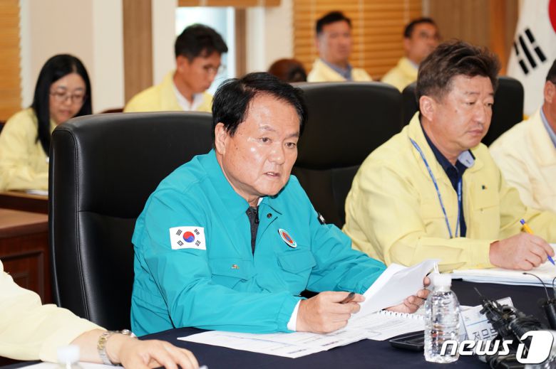 김희현 제주도 정무부지사가 22일 도청 본관 2층 백록홀에서 일본 후쿠시마 원전 오염수 방류 관련 긴급 현안회의를 주재하고 있다.(제주도청 제공)/뉴스1