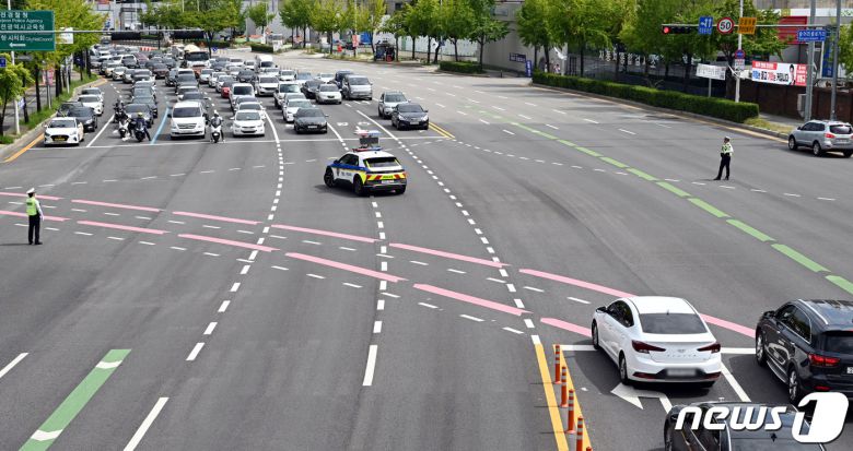 전국 단위 민방위 훈련이 실시된 23일 오후 대전 서구 큰마을네거리에서 차량이동이 통제되고 있다. 2023.8.23/뉴스1 ⓒ News1 김기태 기자