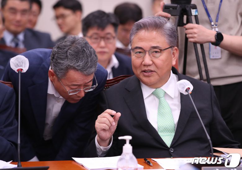 박진 외교부 장관(오른쪽)이 23일 오전 서울 여의도 국회에서 열린 외교통일위원회 전체회의에서 관계자와 이야기를 나누고 있다. 2023.8.23/뉴스1 ⓒ News1 임세영 기자