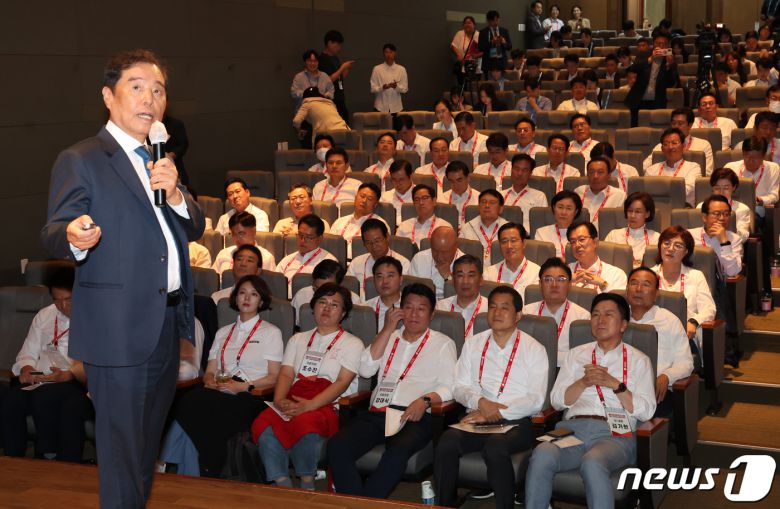 김병준 한국경제인연합회 고문이 28일 인천 중구 인천국제공항공사 인재개발원에서 열린 '2023 국회의원 연찬회'에서 특강을 하고 있다. 2023.8.28/뉴스1 ⓒ News1 송원영 기자