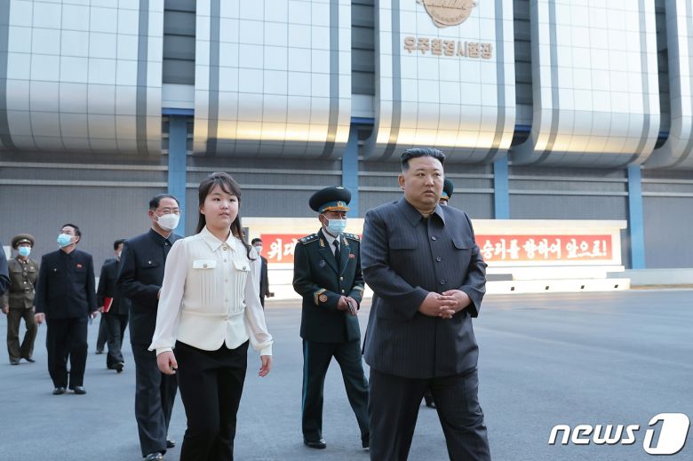 (평양 노동신문=뉴스1) = 북한 김정은 노동당 총비서가 지난 5월 딸 주애와 함께 국가우주개발국을 현지지도하는 모습.  주애는 오른손에 성냥갑으로 추정되는 물건을 들고 있다. [국내에서만 사용가능. 재배포 금지. DB 금지. For Use Only in the Republic of Korea. Redistribution Prohibited] rodongphoto@news1.kr