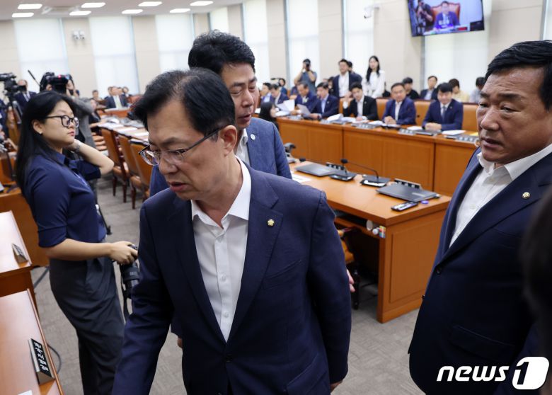 이만희 여당 행안위 간사가 31일 국회에서 열린 행정안전위원회 전체회의에서 '10·29 이태원 참사 피해자 권리보장과 진상규명 및 재발 방지를 위한 특별법안' 처리에 반발하며 퇴장하고 있다.  ⓒ News1 이동해 기자