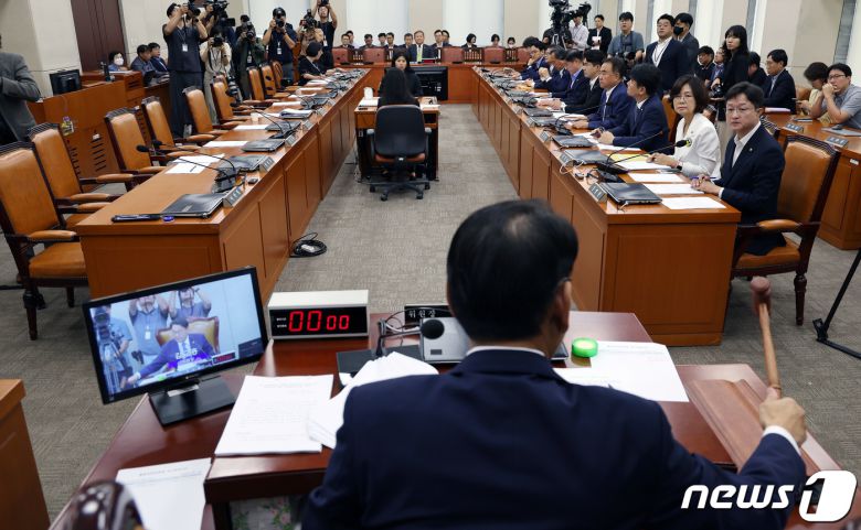 김교흥 국회 행정안전위원장이 31일 서울 여의도 국회에서 열린 행정안전위원회 전체회의에서 국민의힘 소속 의원들이 퇴장한 가운데 더불어민주당 등 야당 단독으로 '10·29 이태원 참사 피해자 권리보장과 진상규명 및 재발 방지를 위한 특별법안' 제정안을 통과시키고 있다. 2023.8.31/뉴스1 ⓒ News1 이동해 기자