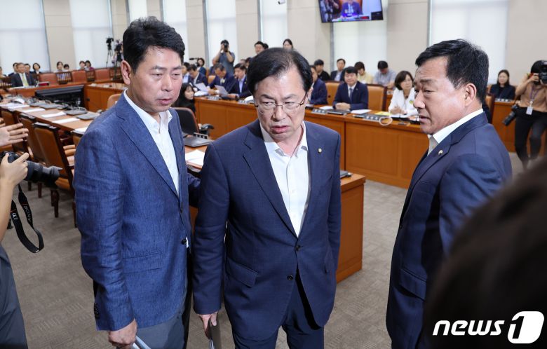 이만희 여당 행안위 간사가 31일 국회에서 열린 행정안전위원회 전체회의에서 '10·29 이태원 참사 피해자 권리보장과 진상규명 및 재발 방지를 위한 특별법안' 처리에 반발하며 퇴장하고 있다. 2023.8.31/뉴스1 ⓒ News1 이동해 기자