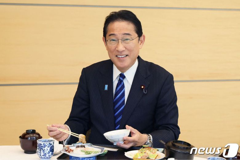 기시다 후미오 일본 총리가 30일 (현지시간) 원전 오염수 방류의 안전성을 보여 주기 위해 도쿄 총리 관저에서 후쿠시마 산 생선 회 등으로 점심으로 먹고 있다. 2023.8.31 ⓒ AFP=뉴스1 ⓒ News1 우동명 기자