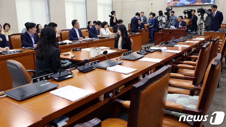 31일 국회에서 열린 행정안전위원회 전체회의에 여당 의원들이 '10·29 이태원 참사 피해자 권리보장과 진상규명 및 재발 방지를 위한 특별법안' 처리에 반발하며 퇴장해 의석이 텅 비어 있다. 2023.8.31/뉴스1 ⓒ News1 이동해 기자