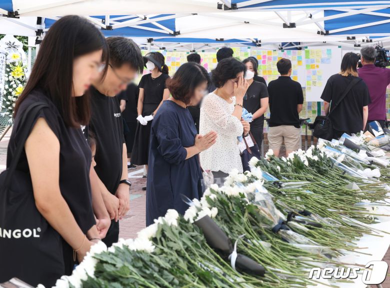 3일 서울 양천구의 한 초등학교에 마련된 교사 A씨의 추모공간을 찾은 시민들이 고인을 추모하고 있다. 올해로 14년차 교사인 A씨는 지난달 31일 경기 고양시의 한 아파트에서 극단적 선택으로 숨졌다. 2023.9.3/뉴스1 ⓒ News1 신웅수 기자