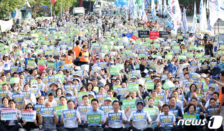이재명 더불어민주당 대표와 박광온 원내대표, 용해인 기본소득당 상임대표를 비롯한 참석자들과 일본 방사성 오염수 해양투기저지 공동행동 회원들이 2일 오후 서울 세종대로에서 열린 ‘후쿠시마 핵오염수 해양투기 중단·윤석열 정부 규탄 범국민대회’에서 구호를 외치고 있다. 2023.9.2/뉴스1 ⓒ News1 김진환 기자