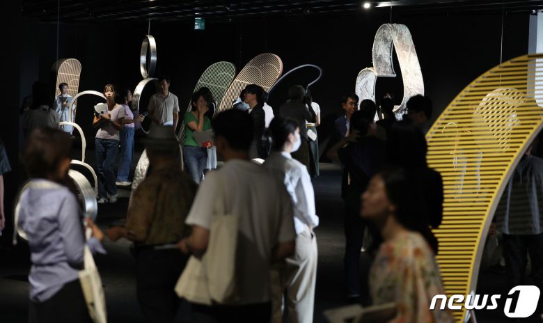 4일 서울 용산구 리움미술관에서 열린 강서경 개인전 '버들 북 꾀꼬리' 미디어 행사에서 작가의 작품이 공개되고 있다. 이번 전시는 다양한 매체와 방식으로 회화의 확장 가능성을 탐구하는 강서경 작가의 최대 규모 개인전이다. 작가는 전시를 통해 각기 다른 존재들이 연결되고 더불어 관계 맺는 풍경을 제시했다. 2023.9.4/뉴스1 ⓒ News1 장수영 기자