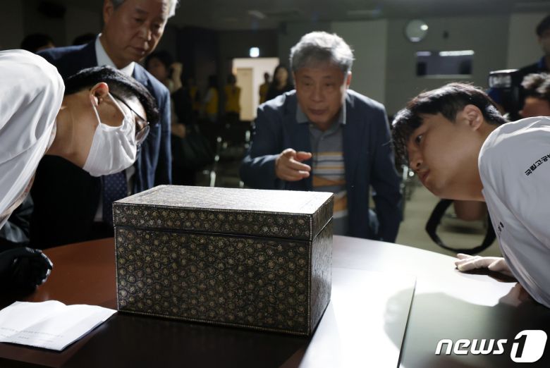 문화재청이 6일 오전 서울 종로구 효자로 국립고궁박물관에서 국외소재문화재재단을 통해 일본에서 환수한 고려 나전칠기 나전국화넝쿨무늬상자를 공개하고 있다. 2023.9.6/뉴스1 ⓒ News1 박정호 기자