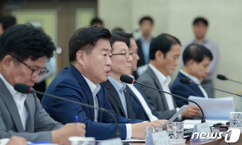 오영훈 제주지사가 7일 제주도청에 진행한 '제주도-더불어민주당 예산정책협의회'에서 제주 현안 해결을 위한 협력을 요청하고 있다.(제주도청 제공)/뉴스1