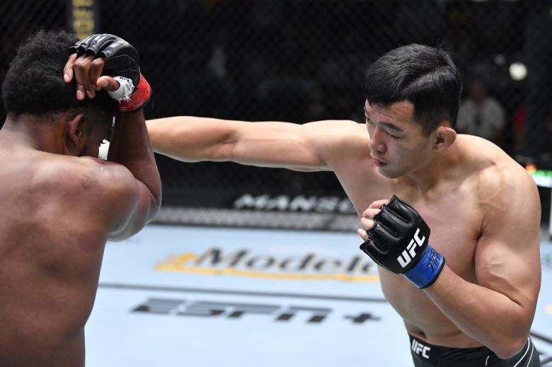 UFC 경기 중인 정다운(오른쪽). UFC 제공