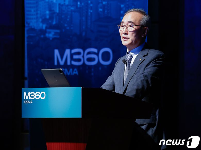 김영섭 KT 대표이사가 7일 서울 중구 웨스틴 조선호텔에서 열린 세계이동통신사업자연합회(GSMA) 주최 모바일 360 아시아태평양 콘퍼런스에 참석해 ‘통신사 주도 디지털 패러다임 전환’ 기조연설을 하고 있다. 2023.9.7/뉴스1 ⓒ News1 안은나 기자